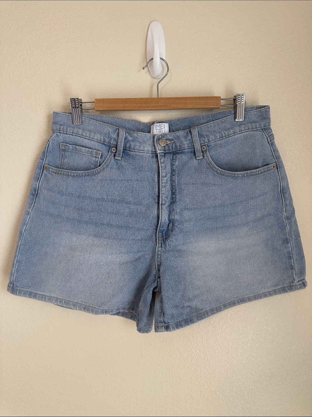 🍁Time and Tru High Rise Denim Shorts- Light Wash🍁